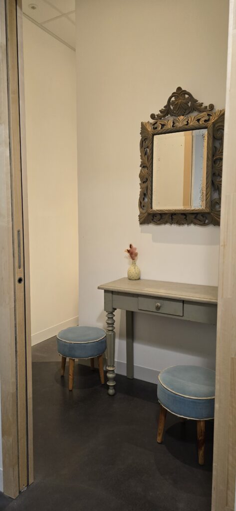 Vestiaire 1 cabine de de douche 2